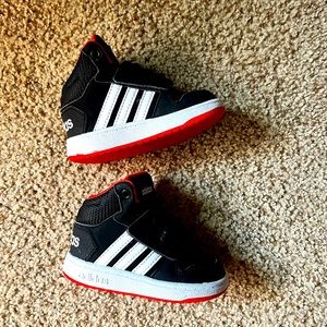Adidas Hoops Mid-Top toddler shoes. Size 5